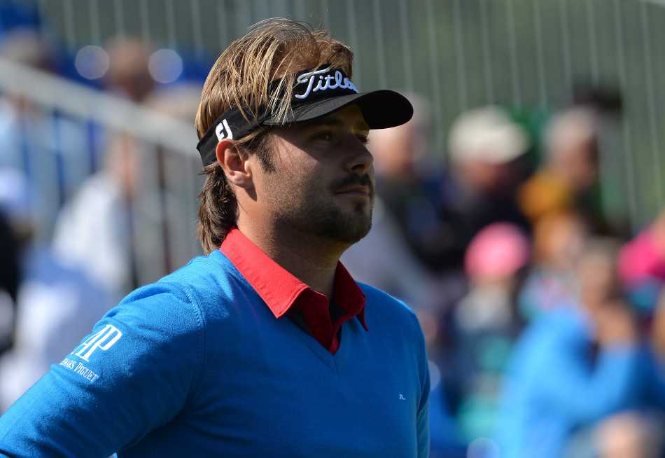 沉稳的斯滕森在沙坑中摆好救球姿势，目光如炬地锁定果岭旗杆，展现出绝境求生的高超技艺。