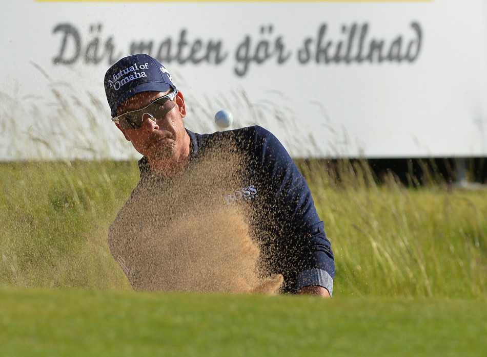 西蒙尼斯在开球前与球童亲密交流，展现出赛场上默契的团队合作与深厚情谊。