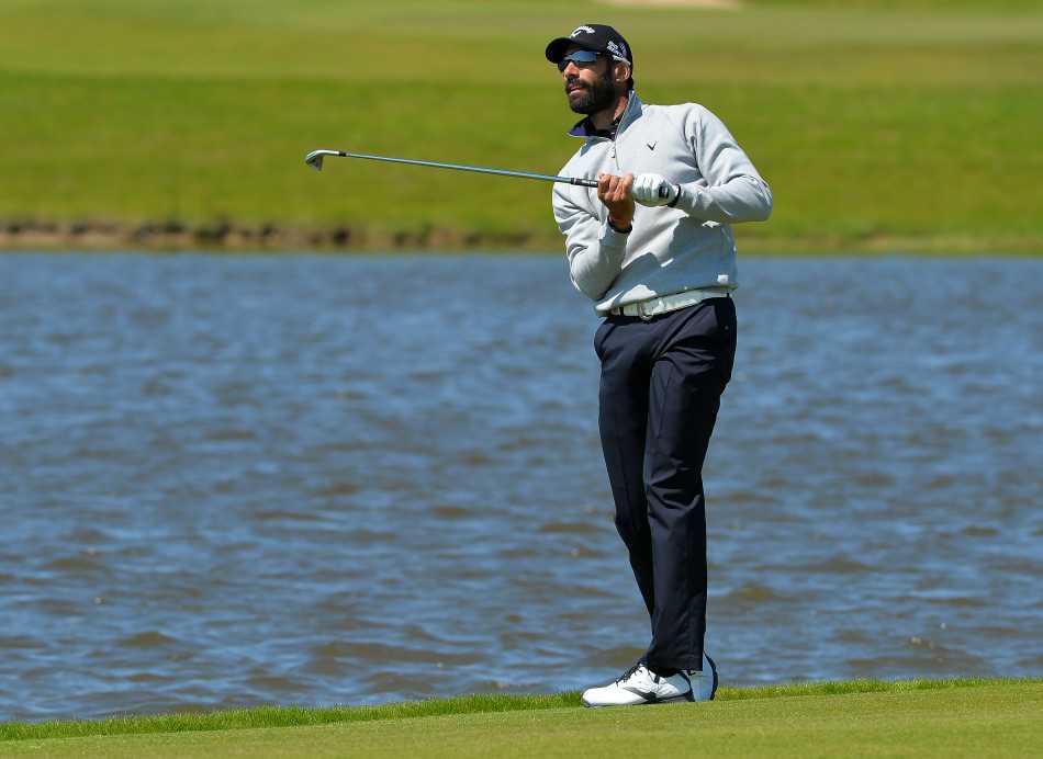 一杆精彩的击球后，小球在果岭上平稳滚动直指球洞，完美诠释了力量与精准的结合。