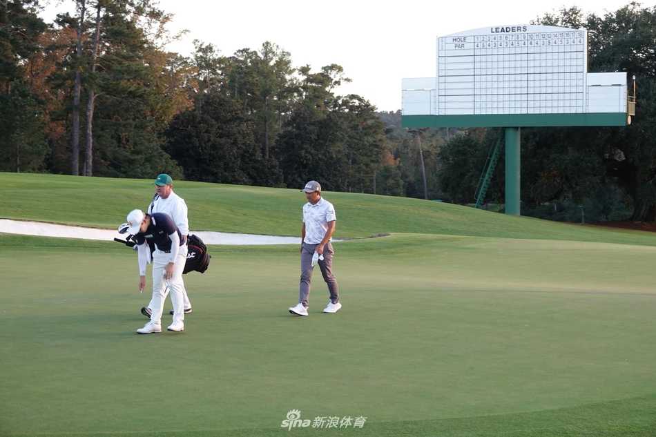 潘政琮凝神静气，在奥古斯塔经典的练习果岭上细察草纹走向，推杆准备动作优雅而坚定。