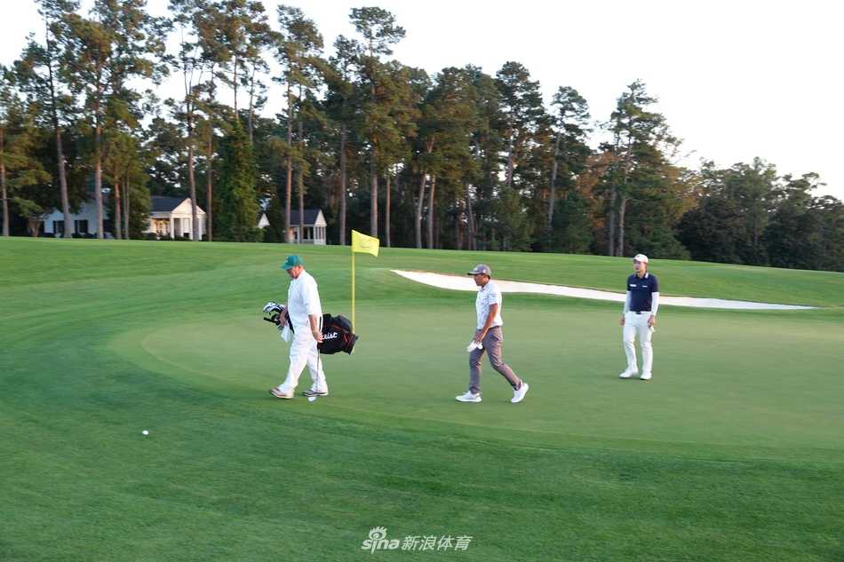 晨光中，潘政琮完成一次完整的收杆，身姿挺拔如松，目光追随着小白球飞向奥古斯塔广阔的球道。