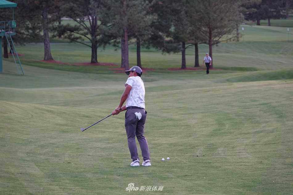 潘政琮在球道沙坑中练习救球，沙砾飞扬的瞬间定格了他专注的眼神与精准的杆头控制。