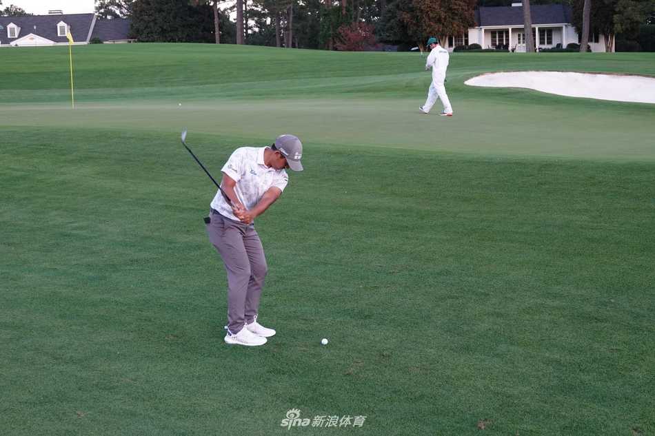 特写镜头下，潘政琮手握推杆，仔细阅读果岭线路，指尖仿佛能感知到草叶最细微的起伏。