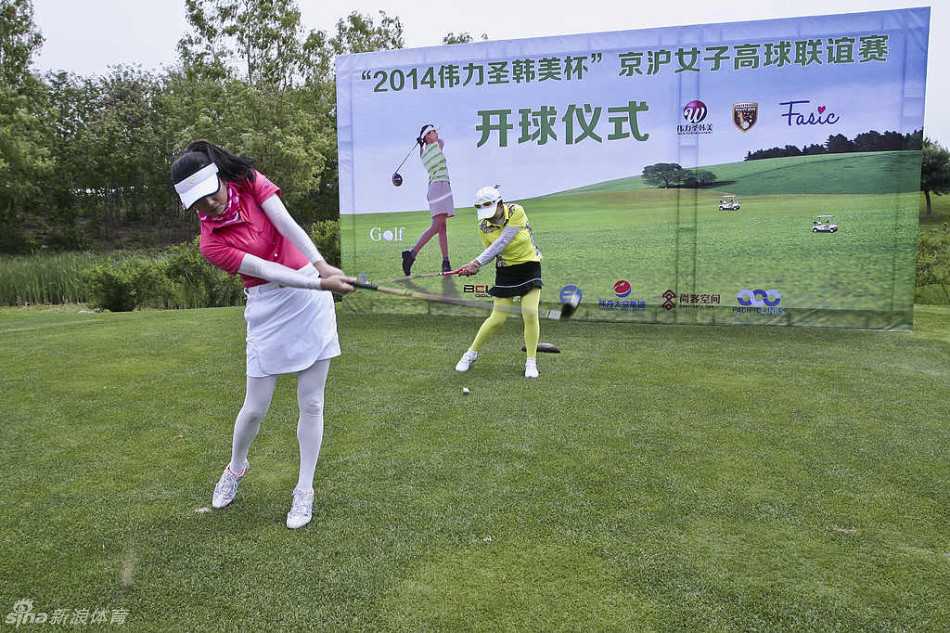 果岭上，球员俯身精确查看推杆线路，手指轻抚草皮感受坡度，全神贯注于下一推。