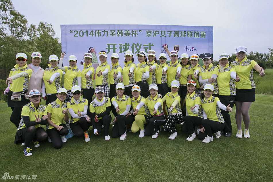 比赛圆满结束，全体队员环绕奖杯绽放灿烂笑容，共享来之不易的胜利荣耀与团队辉煌。