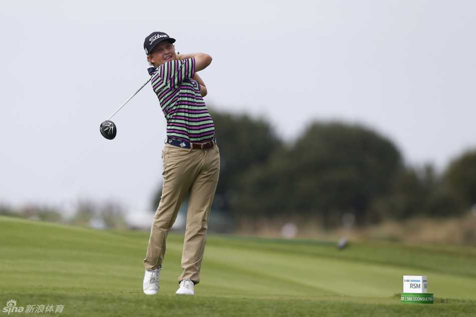 新浪体育的镜头捕捉到比赛现场的另一个视角，RSM精英赛的标识在阳光下格外清晰，记录着这场高尔夫盛事。
