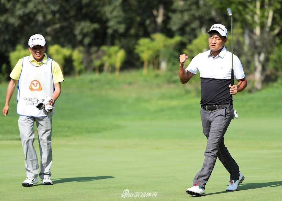 两位国际球员在赛间轻松互动，模仿拳击动作相视而笑，展现了赛场上的友谊与幽默