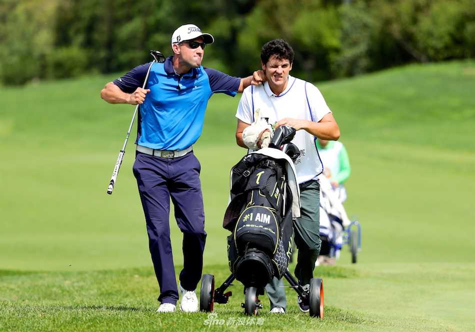 马克-鲍德温在沙坑击球，空中恰好有一队大雁呈人字形飞过，构成一幅人与自然和谐共处的生动画面