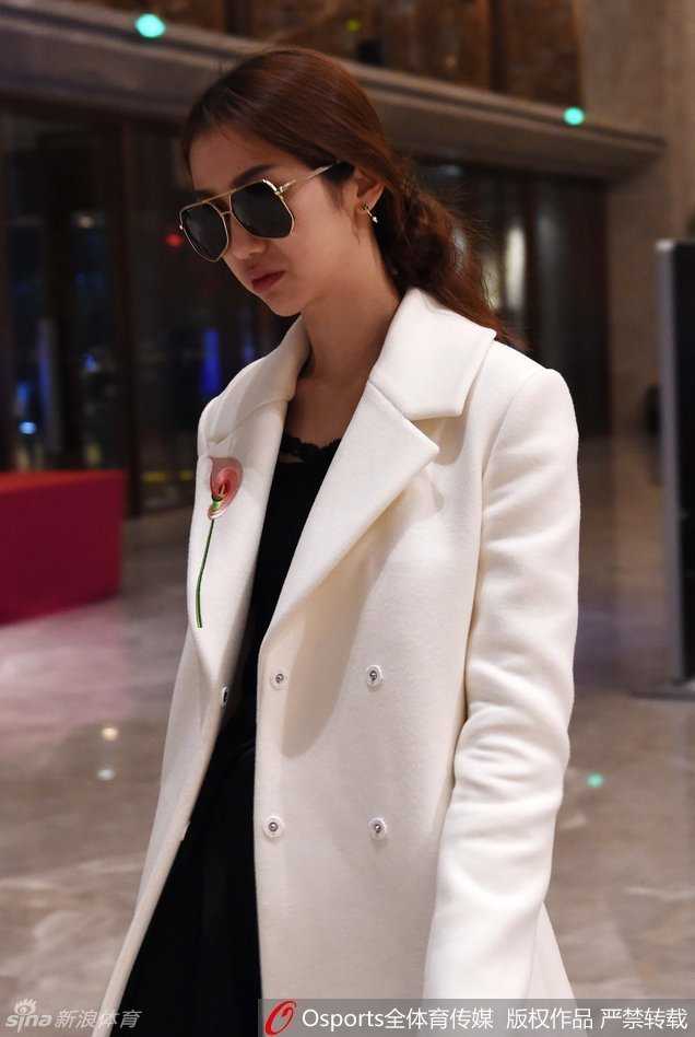 陈露与友人一同走出电梯，她身着长款大衣，搭配休闲裤，走姿潇洒干练，举手投足间展现着职业模特的强大气场。