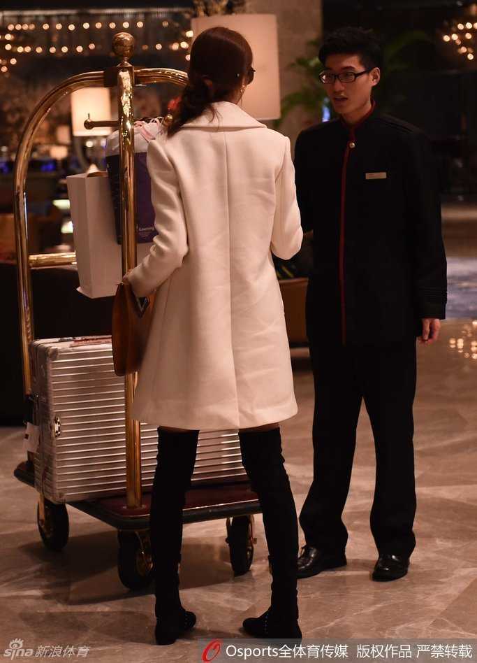 在酒店大堂的休息区，陈露侧身回眸，长发披肩，眼神温柔而坚定，背景是来来往往的宾客，更衬托出她独有的静谧美感。