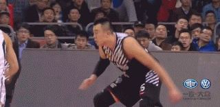 辽宁队中锋韩德君在篮下高高跃起，奋力封盖广东队周鹏的上篮，展现出了强大的内线防守威力。