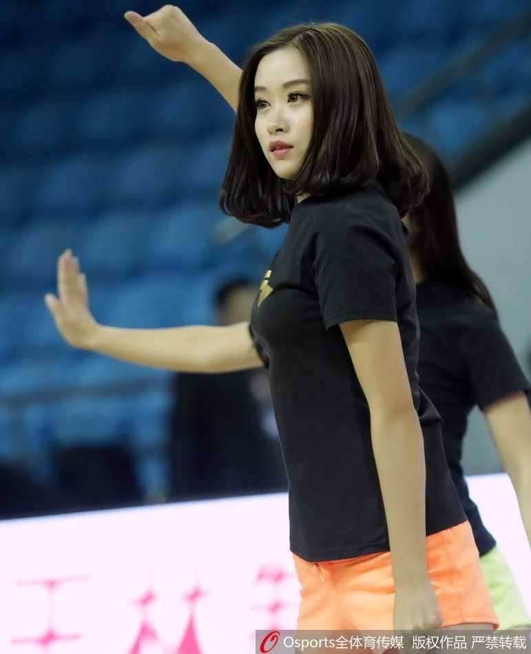 吉林啦啦队的宝贝们扎着清爽的马尾，在赛场上轻盈跃起，如同林间的精灵，她们用充满东北特色的活力舞步为寒冷的冬夜注入无限暖意。