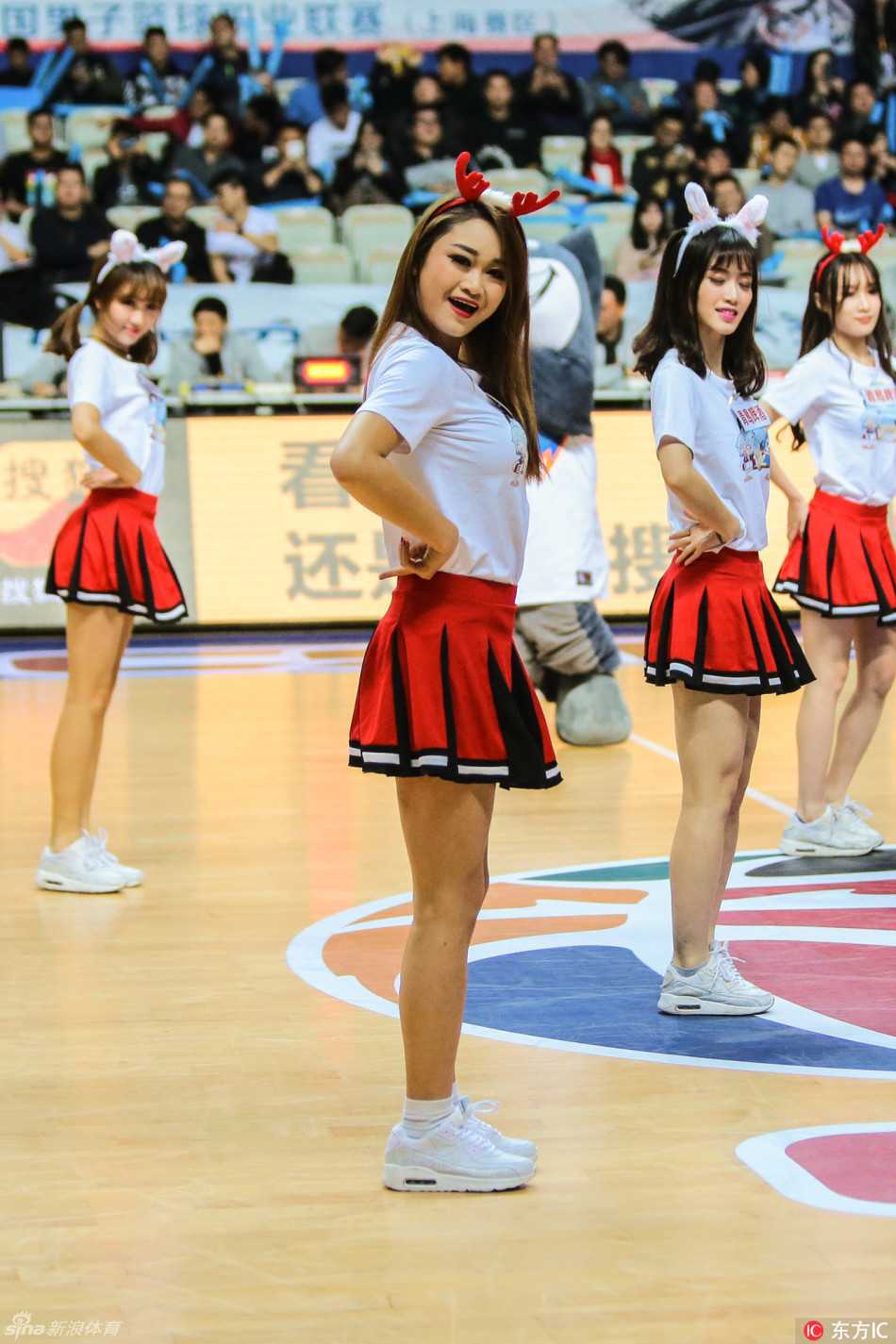 热舞进行到高潮，所有队员同时跃起，裙摆飞扬的瞬间定格了青春最美的模样