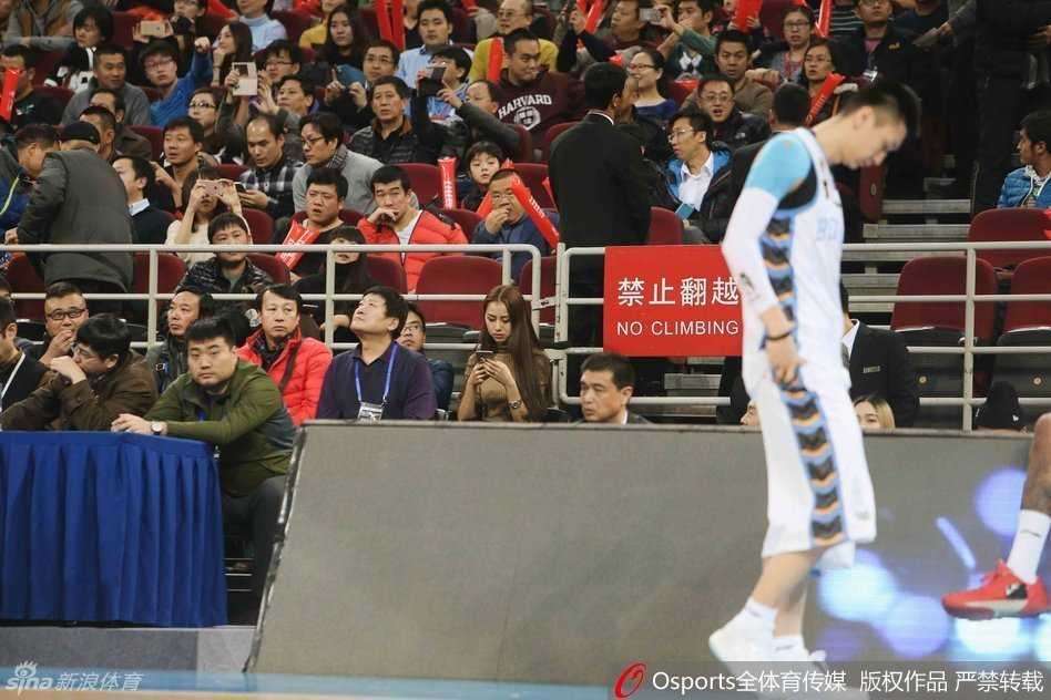 陈露身着一件印有俏皮猴子头像的金色毛衣亮相五棵松体育馆，面带温柔笑意，这别致的图案仿佛是在为绰号‘孙大圣’的丈夫孙悦加油助威。