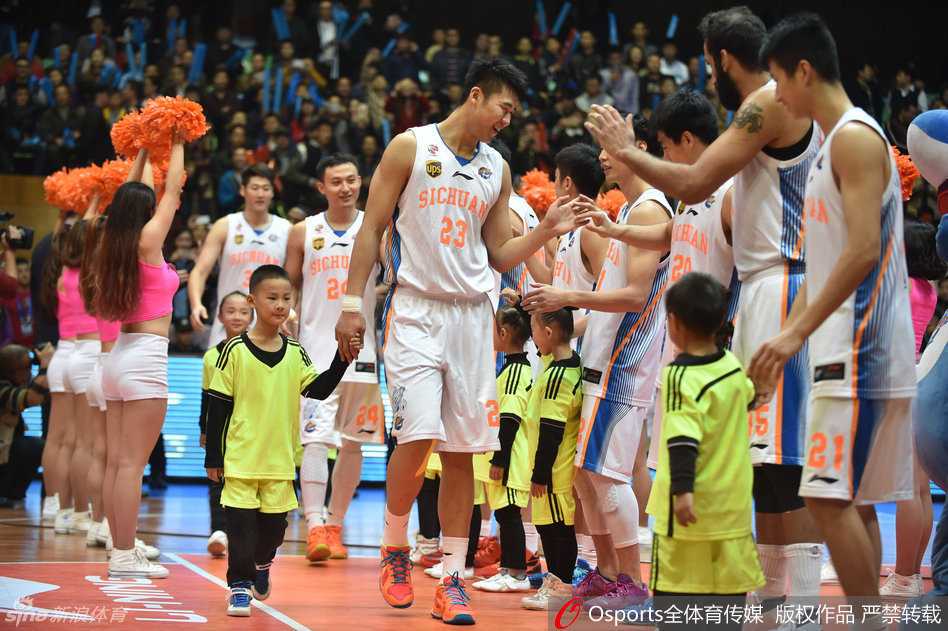 赛前入场仪式上，四川队的球员们手牵着稚嫩的球童步入球场，孩子们脸上洋溢着纯真的笑容，与即将到来的激烈厮杀形成了温馨的对比。