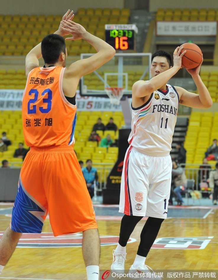 唐正东背身持球，凭借扎实的脚步顶住防守，犹如铁塔般在禁区寻找致命一击的机会