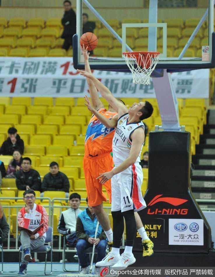 张兆旭高高跃起，以一记势大力沉的单手劈扣终结进攻，长臂舒展尽显内线屏障的威力