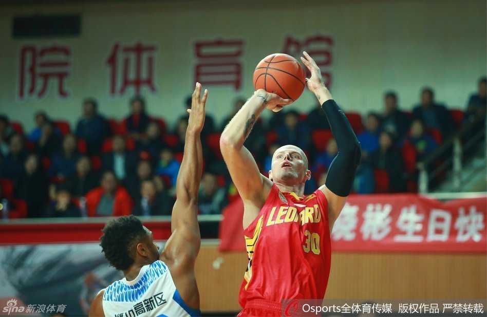 深圳队内线高塔李慕豪高高跃起，犹如泰山压顶一般完成单手劈扣，这记势大力沉的灌篮瞬间点燃了替补席的激情。