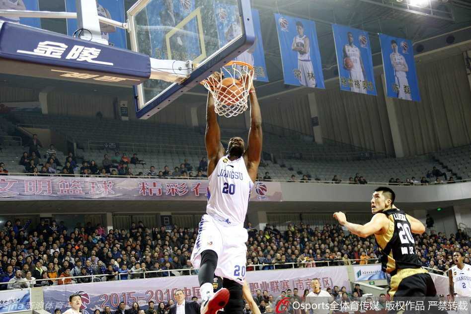 奥登在江苏队内线高高跃起，用一记势大力沉的双手暴扣肆虐篮筐，展现出昔日内线霸主的统治力