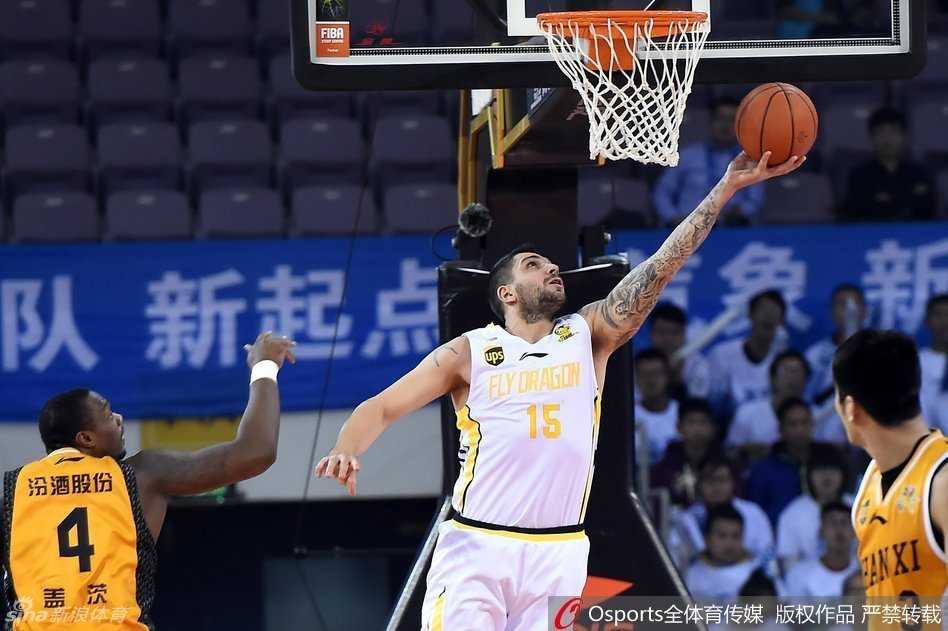 曾令旭如闪电般运球穿越中场，发动快速反击，对方防守球员只能在他身后追赶