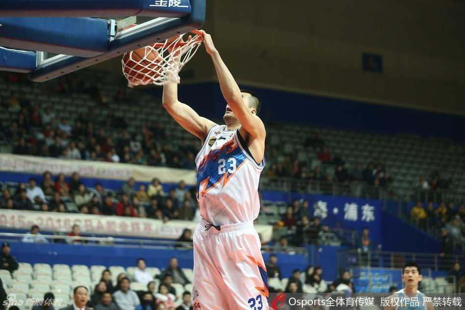 富兰克林如重型坦克一般加速突破，防守球员只能侧身追赶。