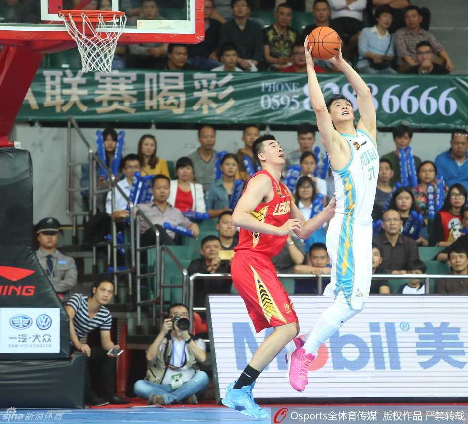 广厦外援福特森如灵猫般运球突破，速度快如闪电，撕扯着天津队的整条防线