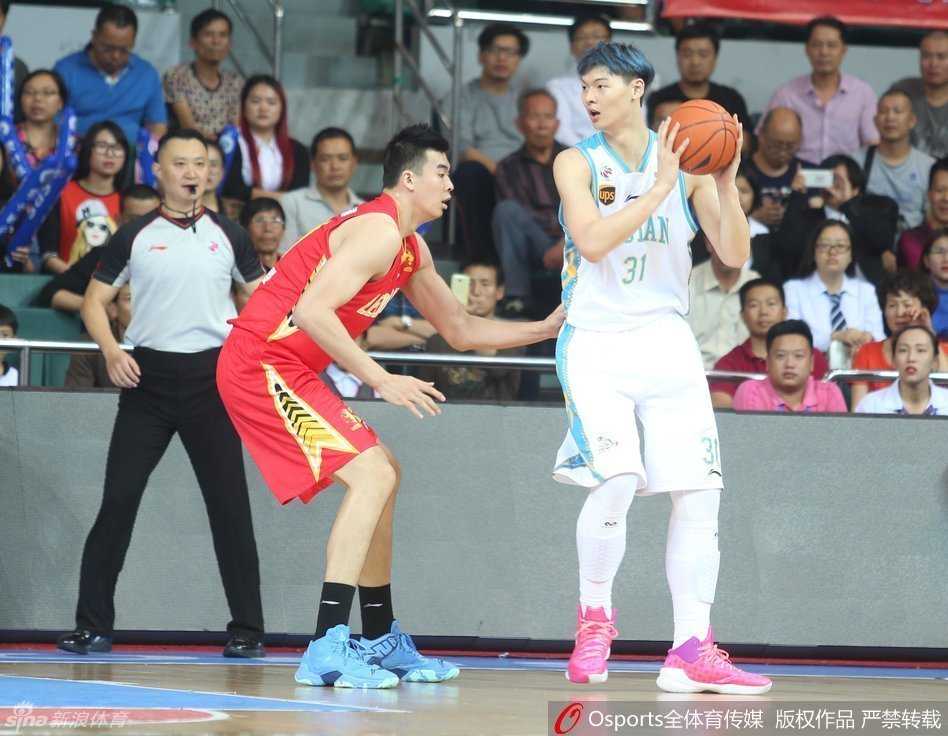天津队核心杰特从容运球组织进攻，试图在广厦的防守洪流中寻找一丝破绽