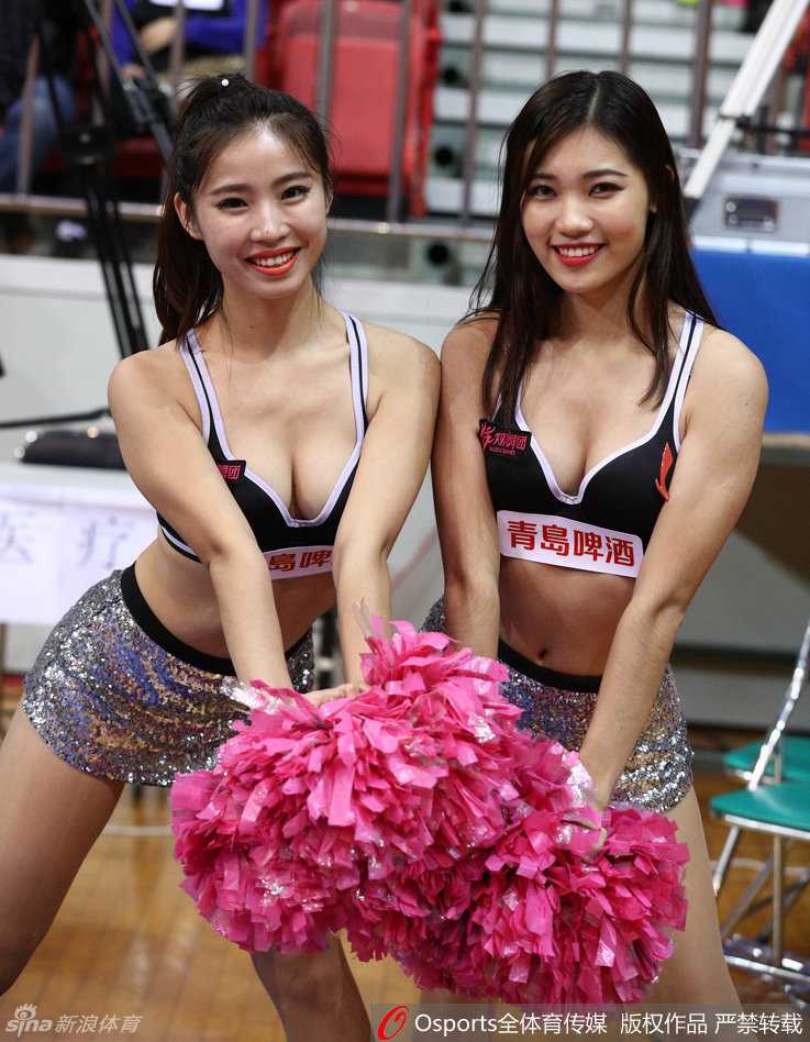 这位宝贝一头长发如瀑，在动感的节奏中肆意飞舞。她身姿挺拔，动作利落帅气，展现出篮球宝贝特有的健康力量与飒爽英气。