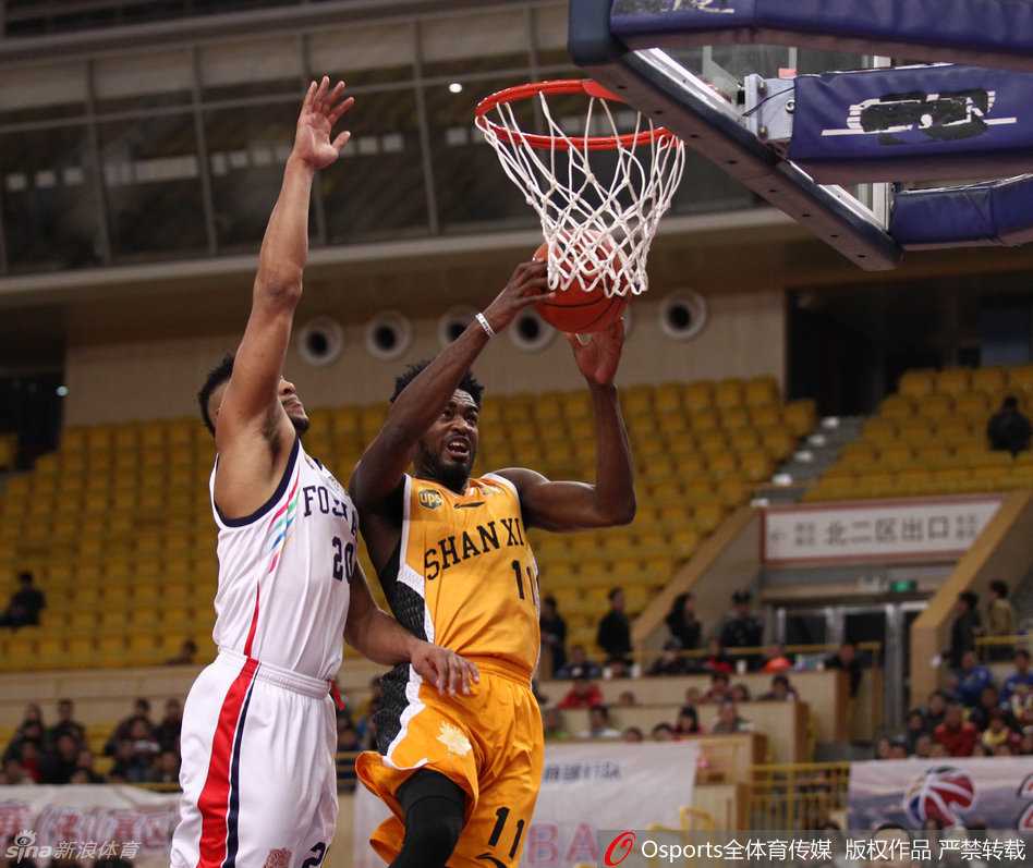 尽管被唐正东粗暴顶翻，富兰克林坐在地上神情冷静，展现出见惯大场面的成熟，山西队友迅速围上防止冲突升级。