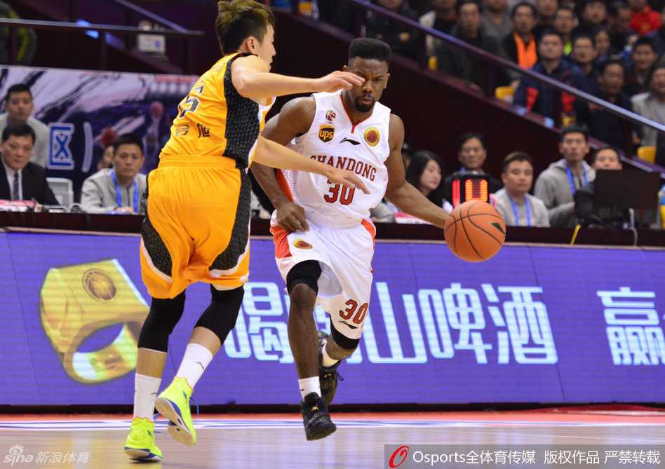 康宁汉姆高高跃起单手劈扣，身体在空中完全舒展，篮筐仿佛都在颤抖