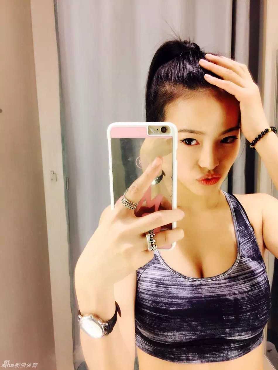 动感十足的晓华在赛场上带动气氛，性感的装束下是长期锻炼得来的健美身材，每一个动作都充满力量与韵律