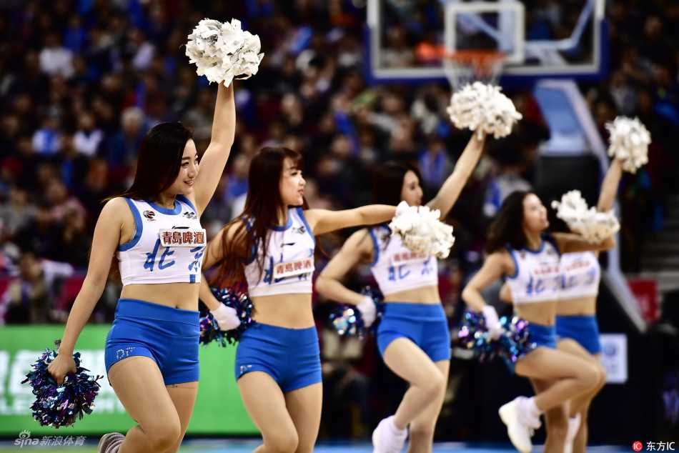 虽是静态画面，却仿佛能听到场边的欢呼声，队员回眸一笑的瞬间，定格了赛场边的无限风情