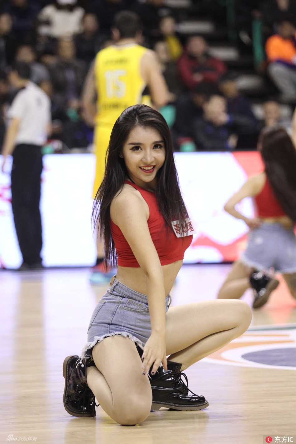 集体亮相的时刻，队员们摆出极具张力的造型，短裙飞扬，仿佛一朵朵在赛场边盛放的铿锵玫瑰