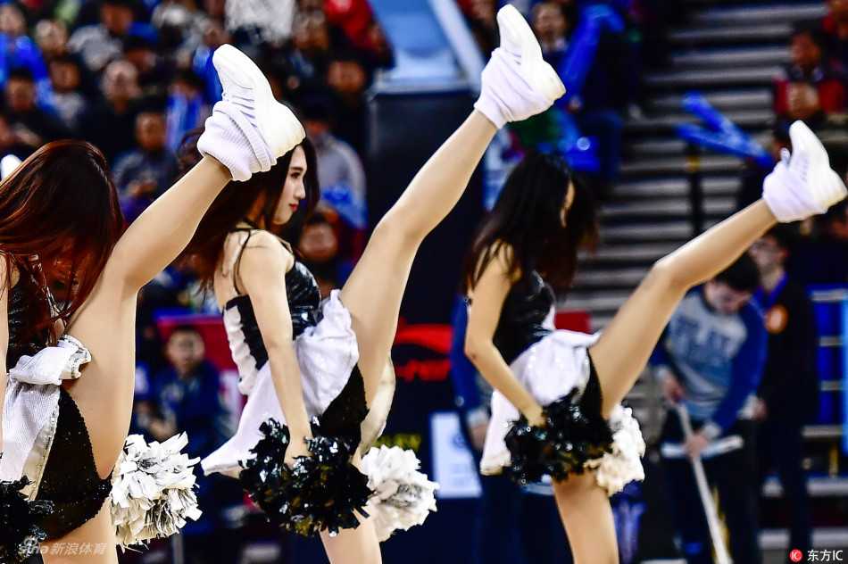 镜头特写下，一位扎着高马尾的啦啦队员眼神明亮自信，手中花球随着动感节拍在空中划出优美的弧线