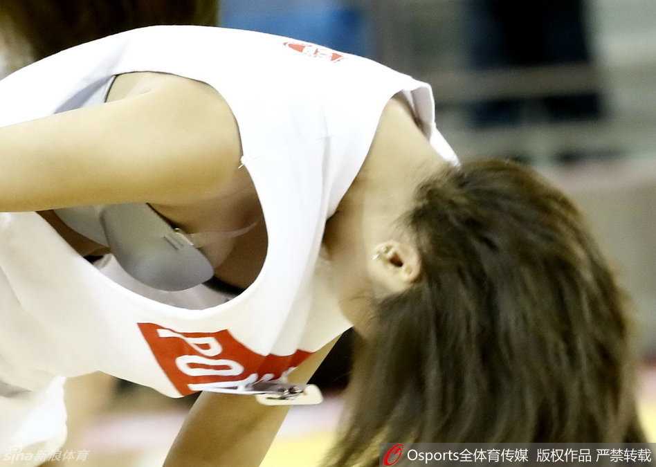 中场休息时刻，江苏队的篮球宝贝在场地中央站成一排，随着音乐的节拍轻轻律动，裙摆随风摇曳，勾勒出一幅充满青春气息的美丽画卷。