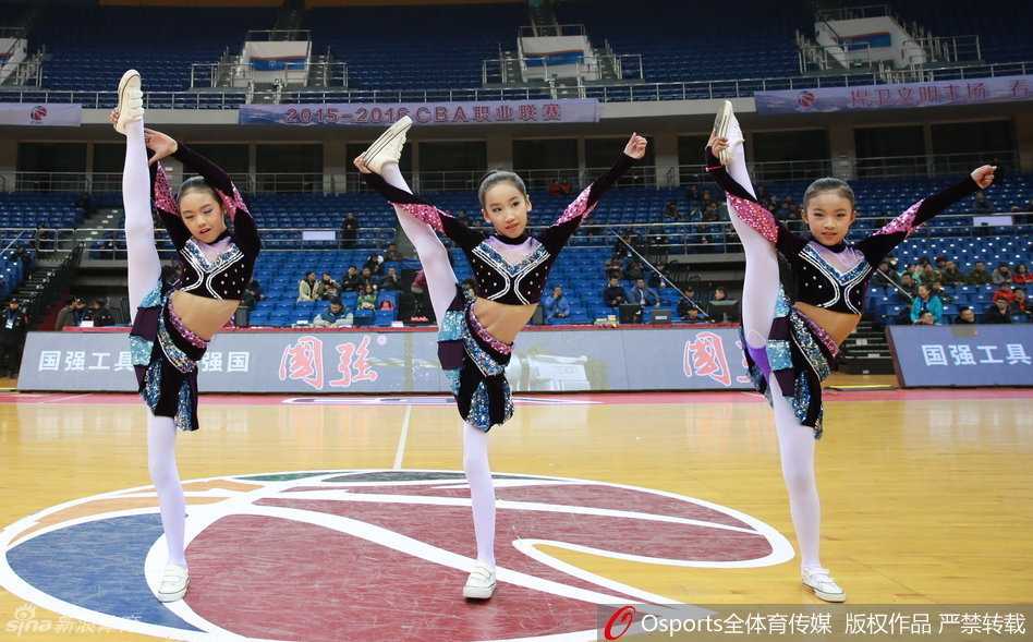 啦啦宝贝回眸一笑，灿烂笑容如同冬日暖阳，瞬间融化了赛场边的冰冷空气。