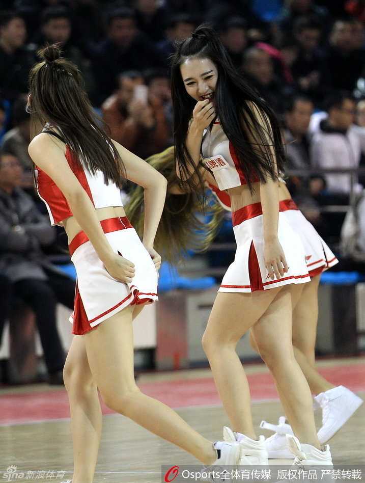 队员们摆出酷飒的结束造型，聚光灯打在她们身上，自信与光芒四射，仿佛在告诉全场：这里不仅是篮球的战场，也是我们展示青春的舞台。