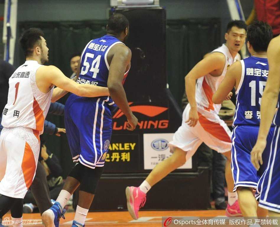 马克希尔满脸通红，青筋暴起，眼神中满是愤怒，挥舞着拳头誓要追上吴轲讨个公道