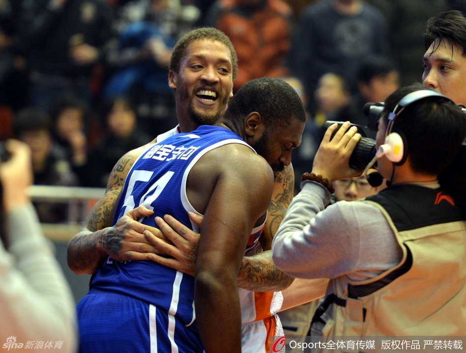 就在局势即将失控的千钧一发之际，比斯利从身后紧紧抱住兄弟马克希尔，在他耳边轻声叮嘱，用温情化解了这场暴力危机