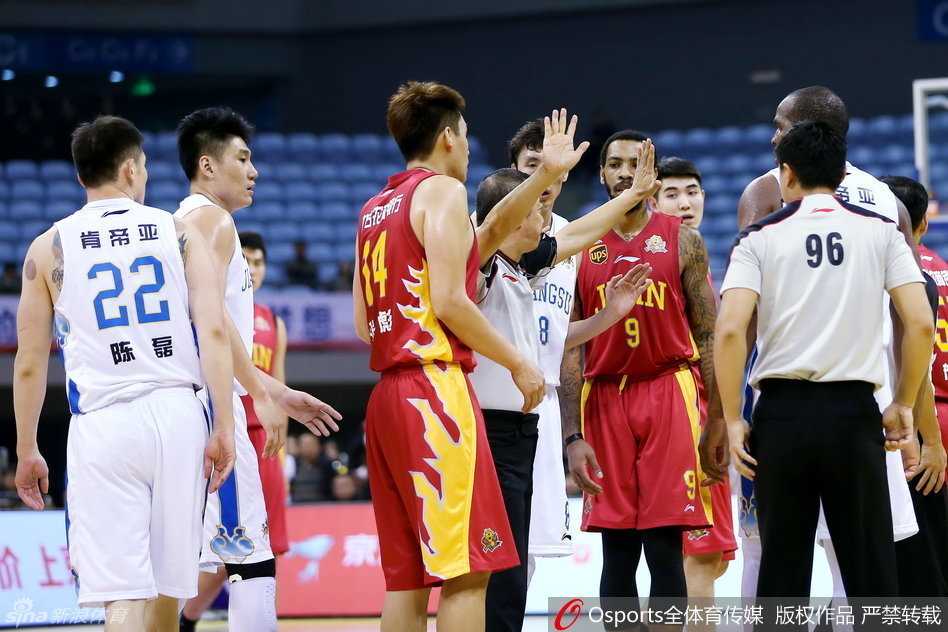 被驱逐后,布朗在队友和工作人员的陪伴下走向球员通道,他依然不时回头望向场内,眼神中充满懊恼与不甘,身后是记录台闪烁的灯光和嘈杂的球场。