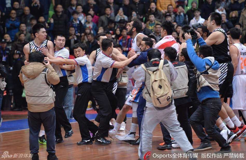 韩德君情绪激动满脸涨红，冲上前为队友李晓旭打抱不平怒指对手