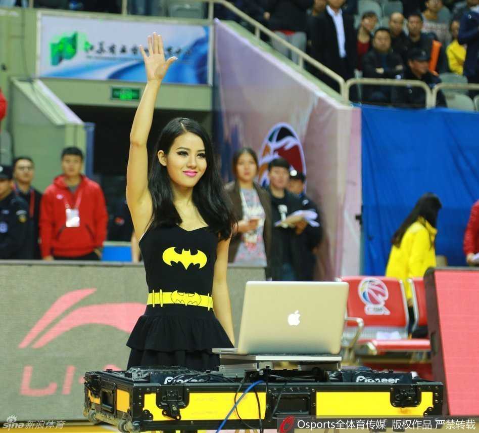 美女DJ面带自信的笑容，仿佛在用音乐与全场的球迷对话，她就是五台山主场那道最独特的风景线，用律动为球队注入能量。