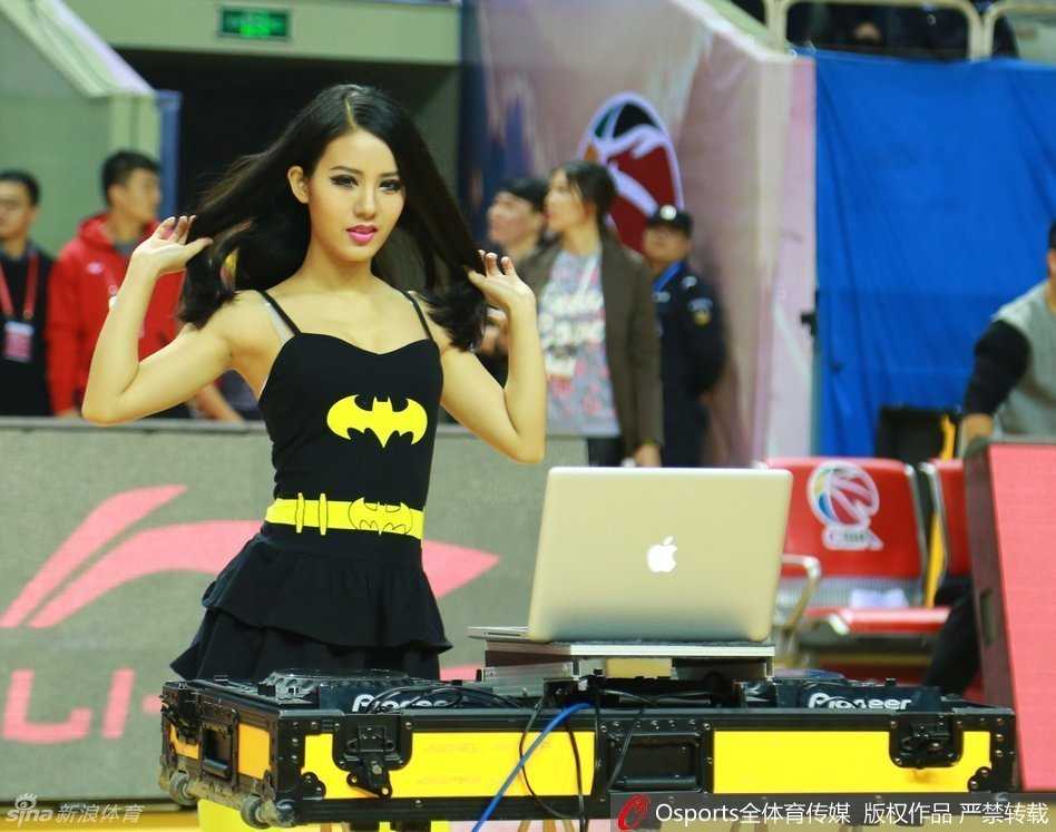 在聚光灯的追随下，美女DJ随着自己放出的音乐轻轻摇摆，她不仅是音乐的播放者，更是全场欢乐气氛的缔造者和引领者。