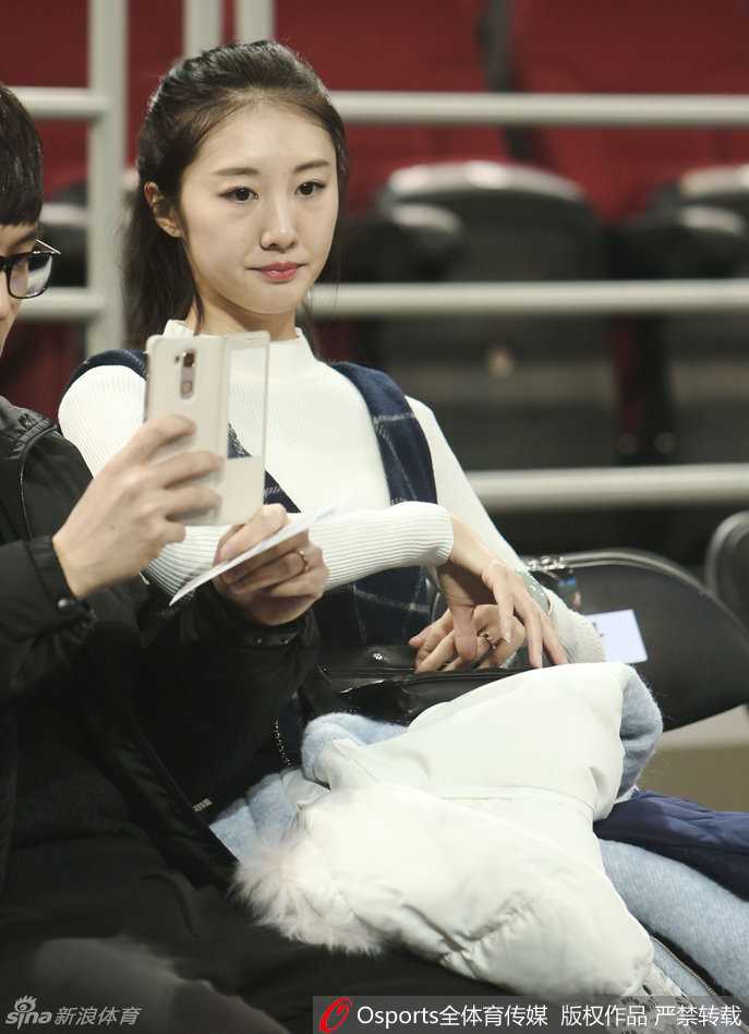 一头飘逸长发在人群中格外显眼，她看向镜头的眼神清澈又自信，仿佛在说：我也在现场见证着这一刻的历史。