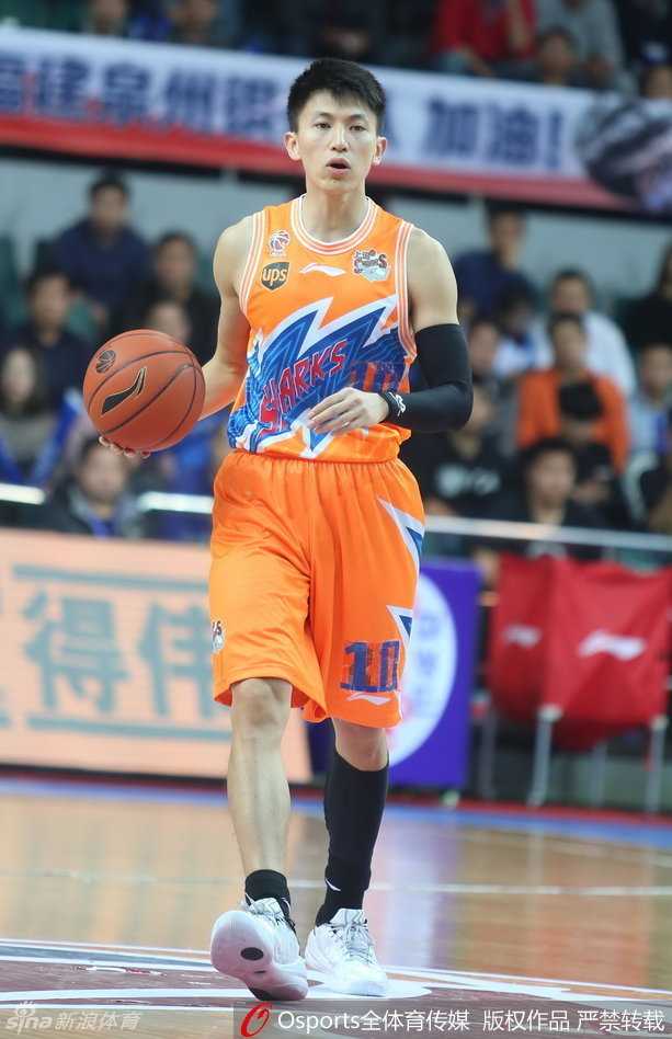 曾文鼎弯下重心，张开双臂死死顶住试图背身单打的希克森，两人肌肉碰撞，充满了硬汉对决的火药味。