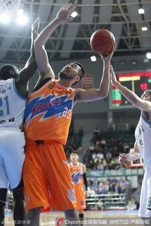 弗雷戴特面对赵泰隆的贴身紧逼，依然冷静地护住球，眼神搜寻着队友的跑位，准备送出致命的传球。