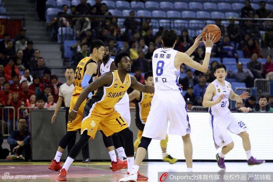 李慕豪在罚球线附近接球，面对防守队员稳稳起跳出手，篮球划过一道弧线精准坠入网窝，展现了作为一名大个子球员柔和的手感。