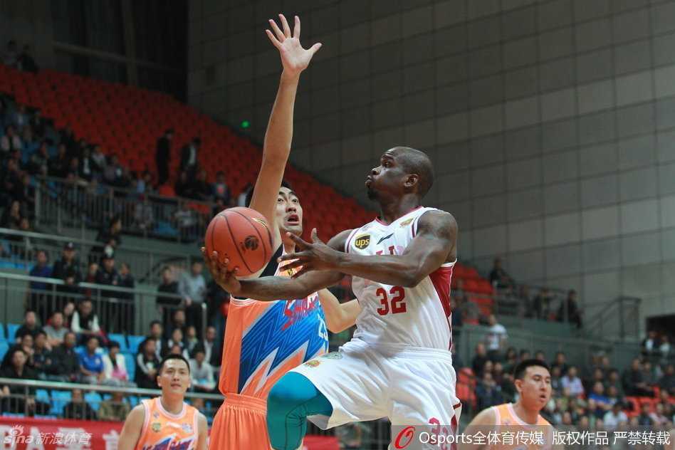 江苏队灵魂易立展现排骨飞人本色，从身后长途奔袭，以一记精准的追身钉板大帽，粉碎了对手的快攻美梦。