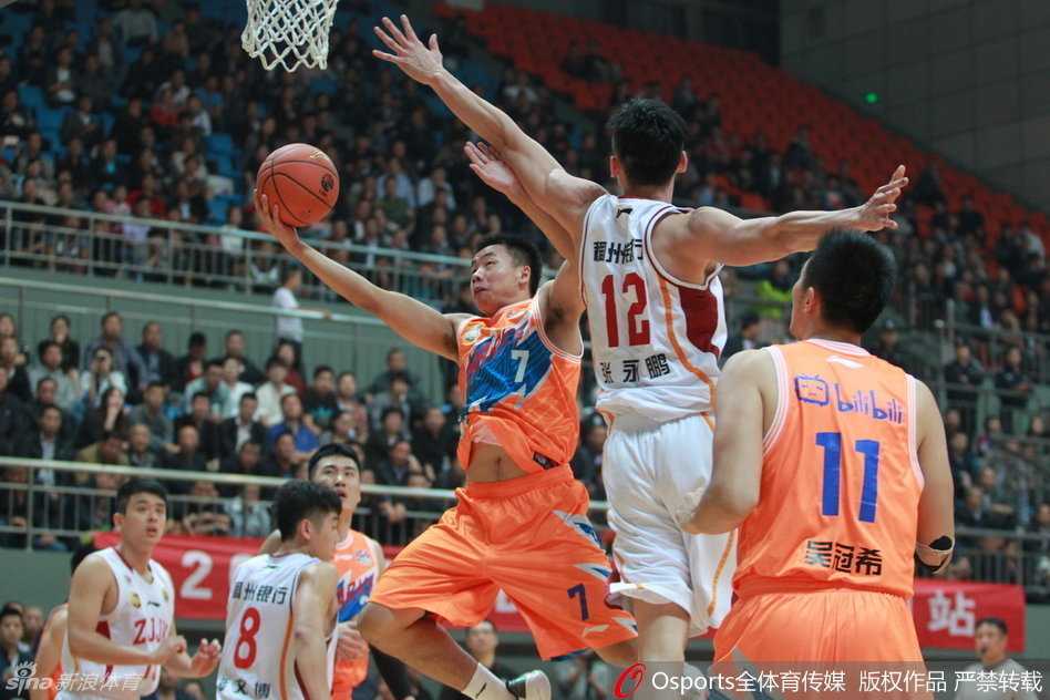 广东队大外援布泽尔在吉林队的禁区内陷入重重包围，身边三名防守者形成合围之势，试图阻止这位NBA名将的进攻。