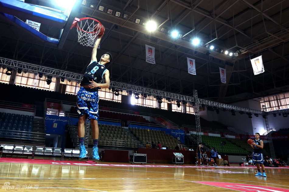 汕头大学男篮赛后合影，队员们虽然输掉了比赛，但依然抬头挺胸，用合影记录下他们新赛季首次征战的珍贵瞬间